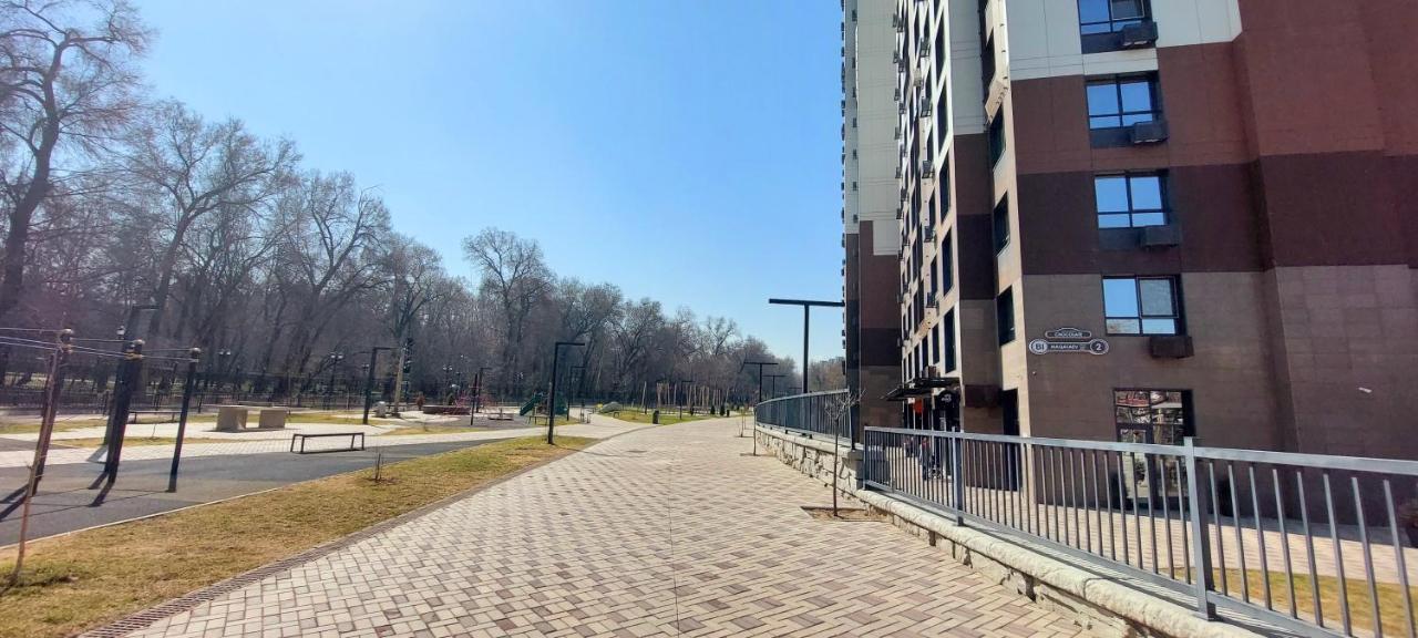 Уютная Стильная Квартира Возле Центрального Парка Горького! Apartamento Almaty Exterior foto